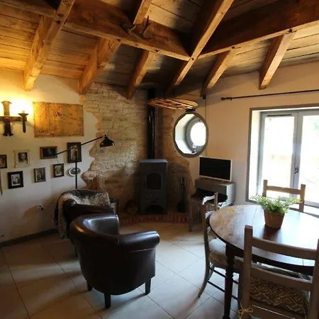 Maison Hobbit Piscine, Et Hammam Proche Des Gorges De L'aveyron Holiday home Lavaurette